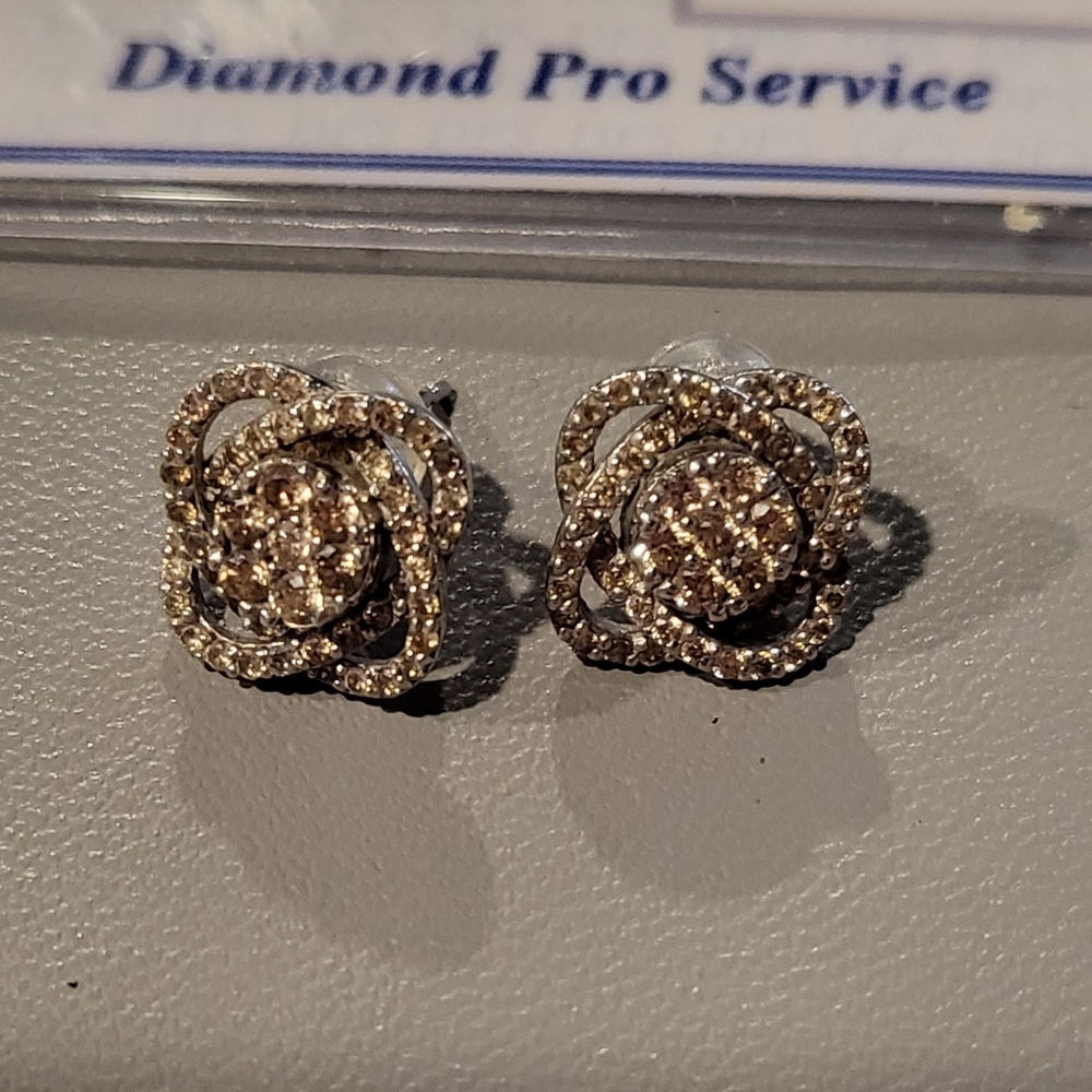 18k White Gold (Japan)Lady Boss Mini Stud Earrings with Certificate included